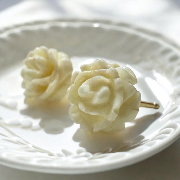 Stunning 1950’s Rose Carved Genuine Ivory 14kt Gold Post Earrings - Picture 3 of 10